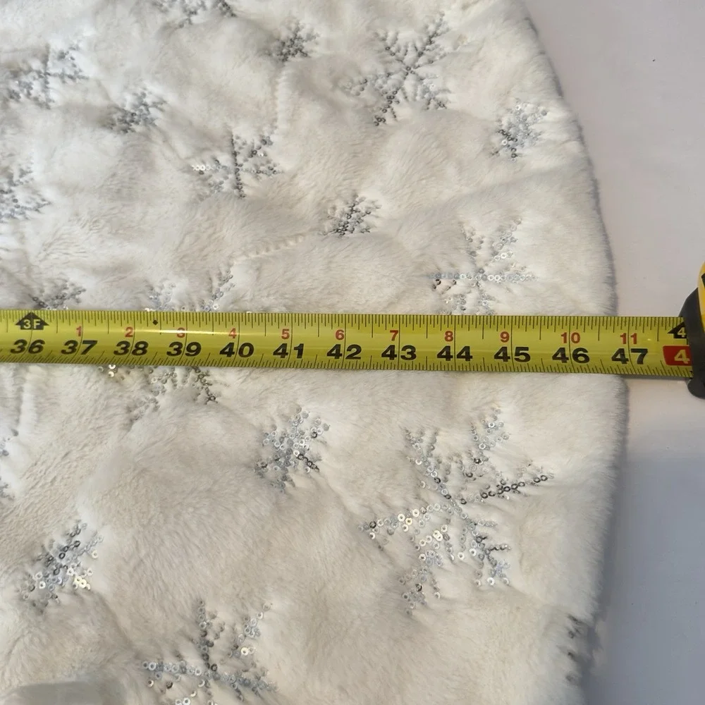 TAHARI Plush Faux Fur Sequin Snowflakes Christmas Tree Skirt 47